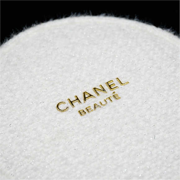 CHANEL BEAUTÉ White Tweed Makeup Case + FREE Foundation - Picture 2 of 13